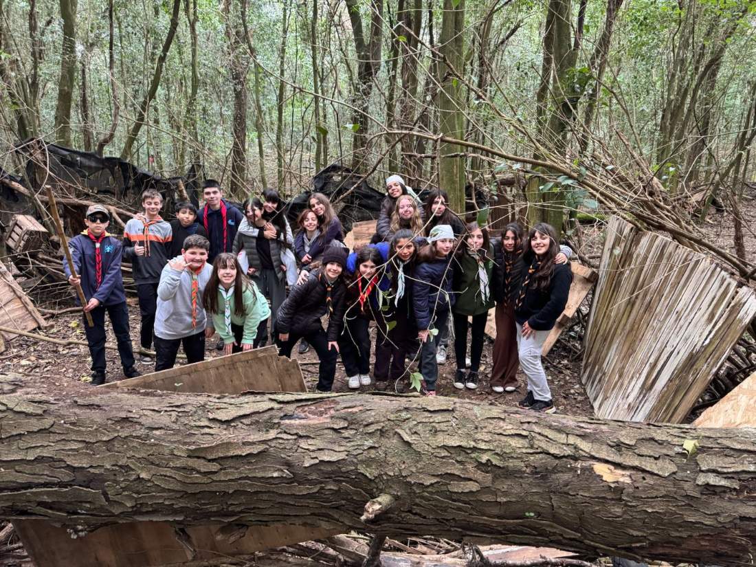 Grupo en el bosque - actividad scout